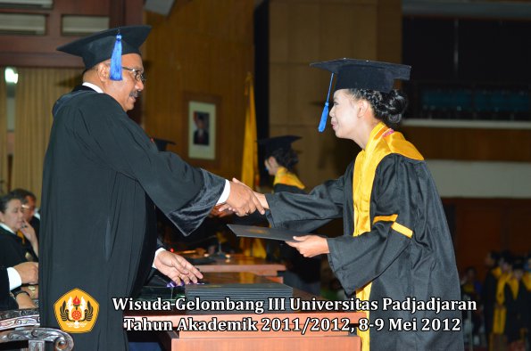 wisuda-unpad-gel-iii-2011_2012-fakultas-isip-oleh-dekan-136