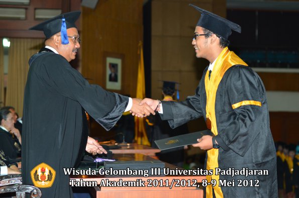 wisuda-unpad-gel-iii-2011_2012-fakultas-isip-oleh-dekan-137