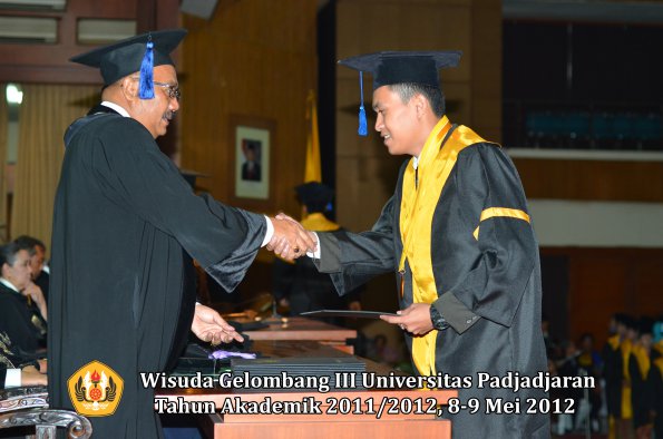 wisuda-unpad-gel-iii-2011_2012-fakultas-isip-oleh-dekan-138