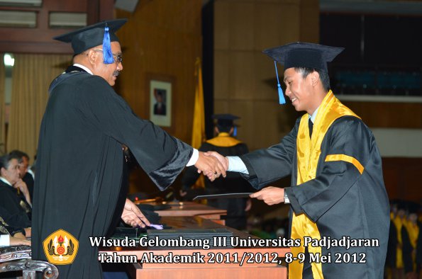 wisuda-unpad-gel-iii-2011_2012-fakultas-isip-oleh-dekan-139