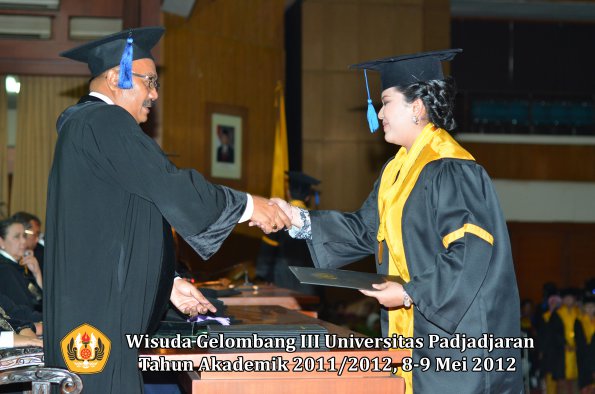 wisuda-unpad-gel-iii-2011_2012-fakultas-isip-oleh-dekan-140