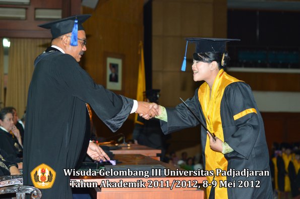 wisuda-unpad-gel-iii-2011_2012-fakultas-isip-oleh-dekan-141