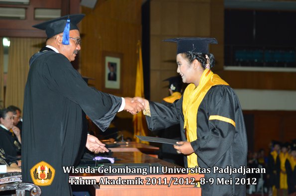 wisuda-unpad-gel-iii-2011_2012-fakultas-isip-oleh-dekan-142