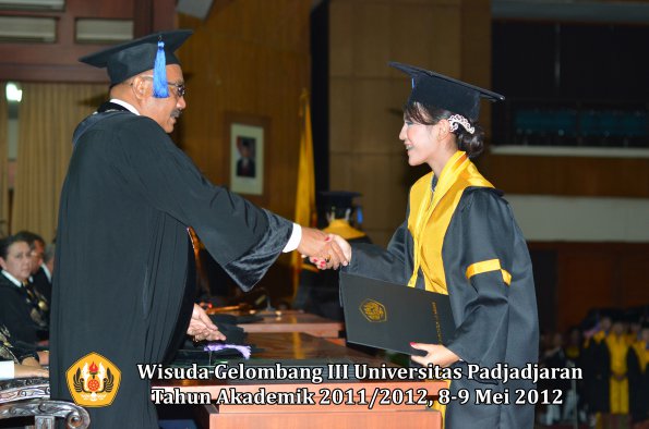 wisuda-unpad-gel-iii-2011_2012-fakultas-isip-oleh-dekan-143