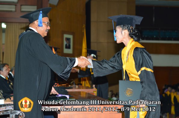 wisuda-unpad-gel-iii-2011_2012-fakultas-isip-oleh-dekan-144