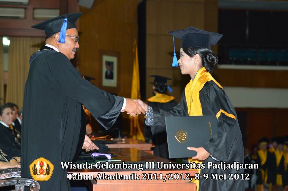 wisuda-unpad-gel-iii-2011_2012-fakultas-isip-oleh-dekan-145