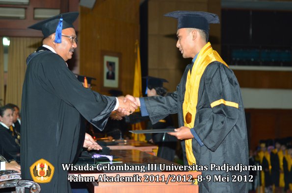 wisuda-unpad-gel-iii-2011_2012-fakultas-isip-oleh-dekan-146