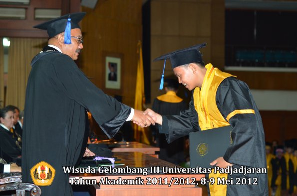 wisuda-unpad-gel-iii-2011_2012-fakultas-isip-oleh-dekan-147