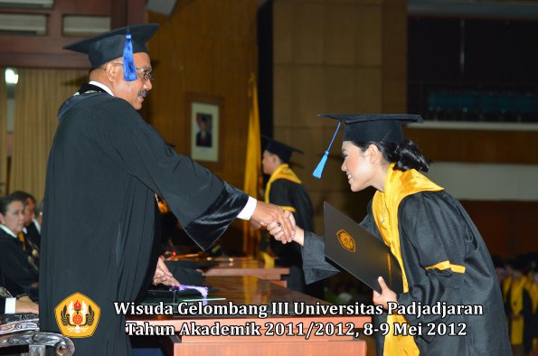 wisuda-unpad-gel-iii-2011_2012-fakultas-isip-oleh-dekan-148