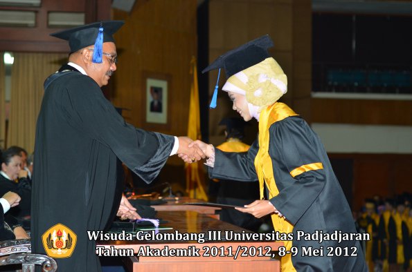 wisuda-unpad-gel-iii-2011_2012-fakultas-isip-oleh-dekan-149