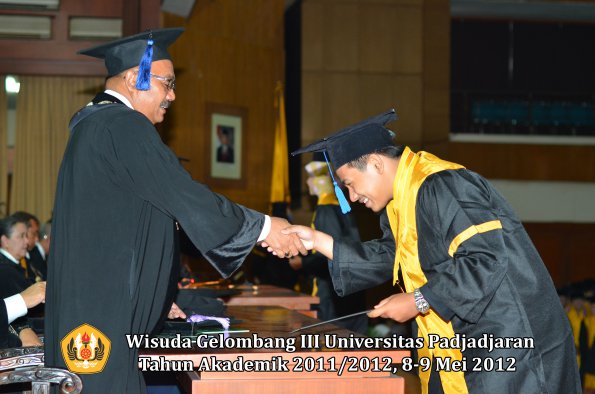 wisuda-unpad-gel-iii-2011_2012-fakultas-isip-oleh-dekan-150