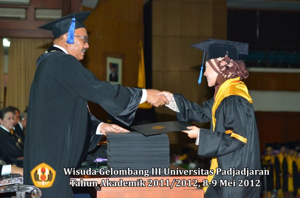 wisuda-unpad-gel-iii-2011_2012-fakultas-isip-oleh-dekan-151