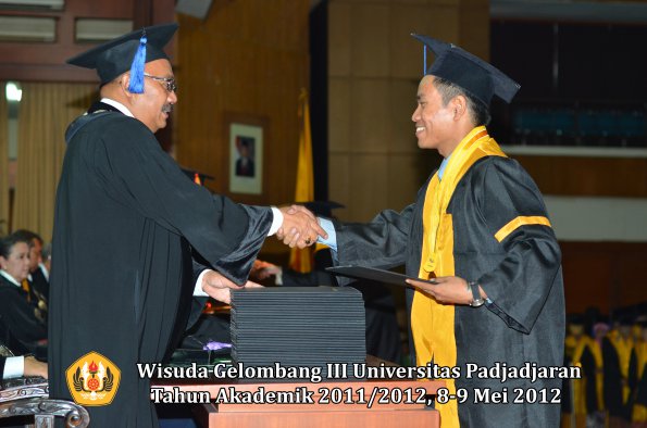 wisuda-unpad-gel-iii-2011_2012-fakultas-isip-oleh-dekan-152