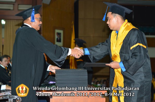 wisuda-unpad-gel-iii-2011_2012-fakultas-isip-oleh-dekan-153