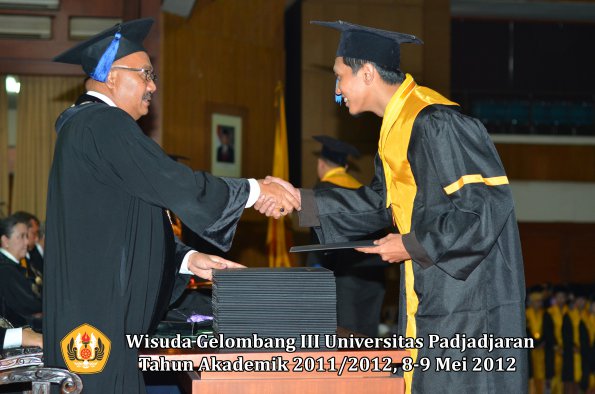 wisuda-unpad-gel-iii-2011_2012-fakultas-isip-oleh-dekan-154