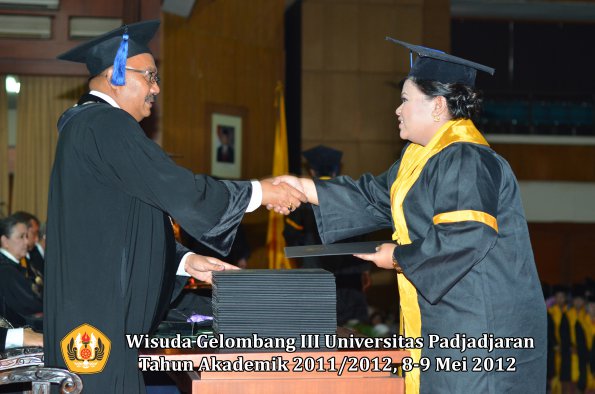 wisuda-unpad-gel-iii-2011_2012-fakultas-isip-oleh-dekan-155