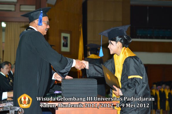 wisuda-unpad-gel-iii-2011_2012-fakultas-isip-oleh-dekan-156