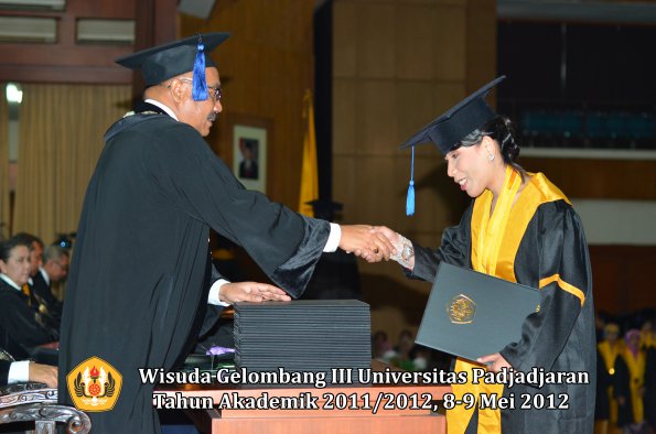 wisuda-unpad-gel-iii-2011_2012-fakultas-isip-oleh-dekan-157