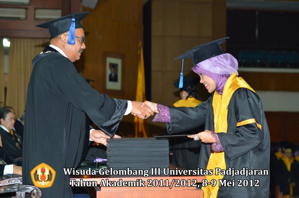 wisuda-unpad-gel-iii-2011_2012-fakultas-isip-oleh-dekan-158