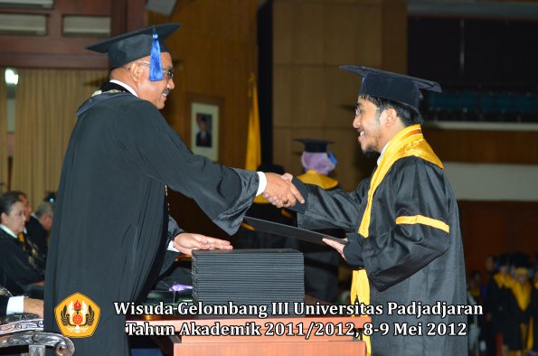 wisuda-unpad-gel-iii-2011_2012-fakultas-isip-oleh-dekan-159