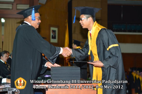 wisuda-unpad-gel-iii-2011_2012-fakultas-isip-oleh-dekan-160