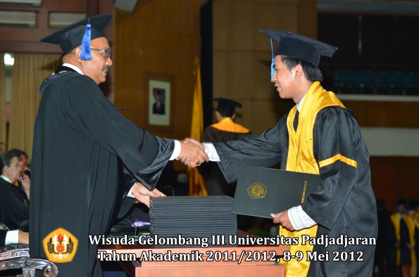 wisuda-unpad-gel-iii-2011_2012-fakultas-isip-oleh-dekan-161