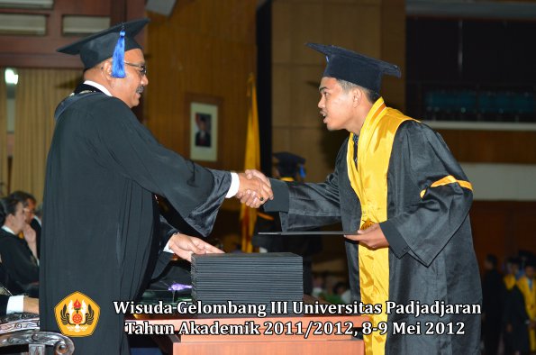 wisuda-unpad-gel-iii-2011_2012-fakultas-isip-oleh-dekan-162