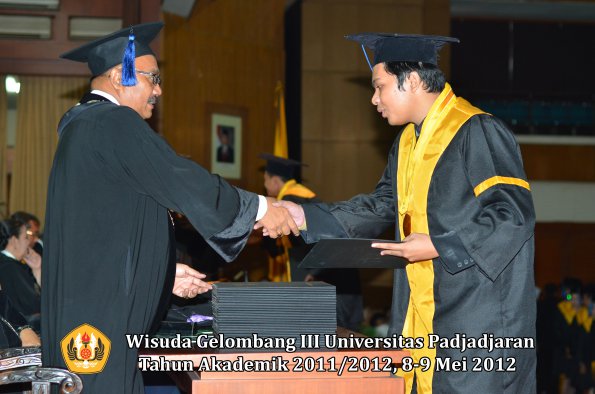 wisuda-unpad-gel-iii-2011_2012-fakultas-isip-oleh-dekan-163