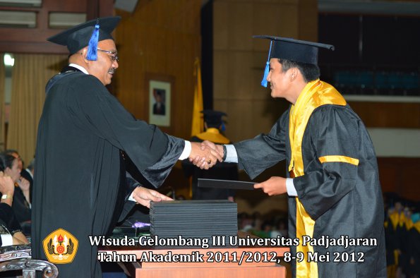 wisuda-unpad-gel-iii-2011_2012-fakultas-isip-oleh-dekan-164