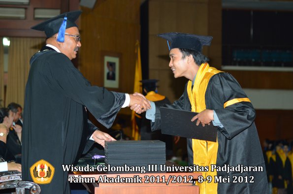 wisuda-unpad-gel-iii-2011_2012-fakultas-isip-oleh-dekan-165