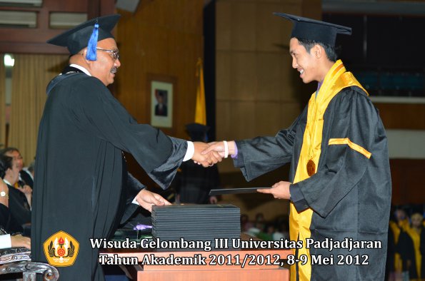 wisuda-unpad-gel-iii-2011_2012-fakultas-isip-oleh-dekan-166