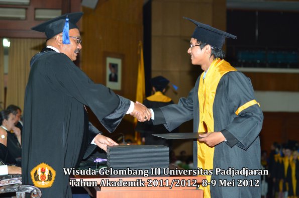 wisuda-unpad-gel-iii-2011_2012-fakultas-isip-oleh-dekan-167