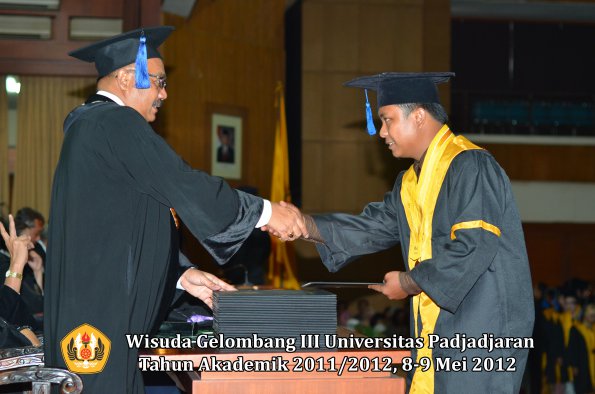 wisuda-unpad-gel-iii-2011_2012-fakultas-isip-oleh-dekan-168