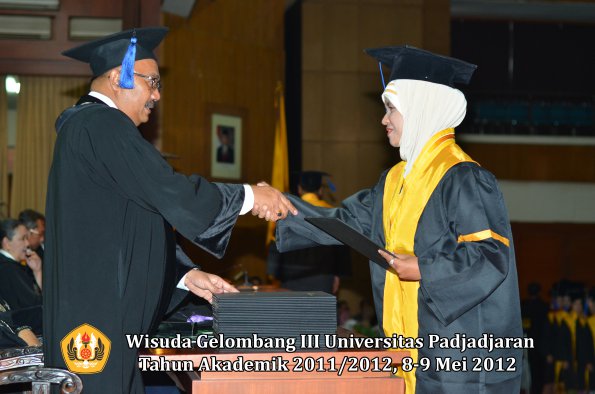 wisuda-unpad-gel-iii-2011_2012-fakultas-isip-oleh-dekan-169