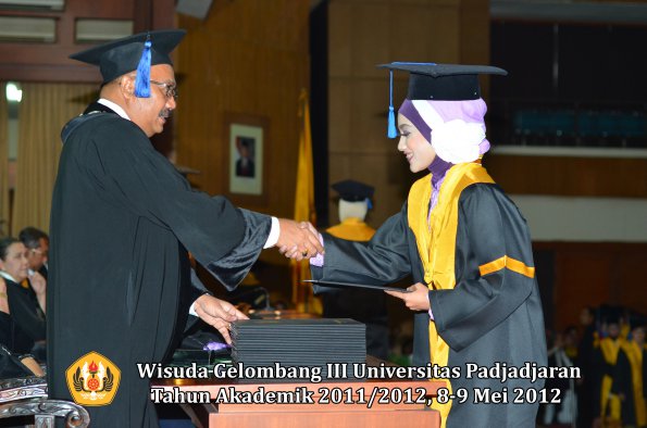 wisuda-unpad-gel-iii-2011_2012-fakultas-isip-oleh-dekan-170