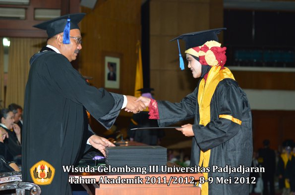 wisuda-unpad-gel-iii-2011_2012-fakultas-isip-oleh-dekan-171