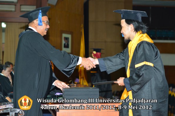 wisuda-unpad-gel-iii-2011_2012-fakultas-isip-oleh-dekan-172