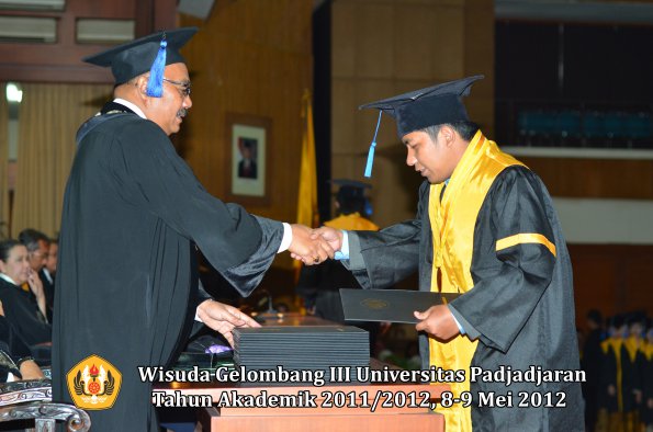 wisuda-unpad-gel-iii-2011_2012-fakultas-isip-oleh-dekan-173