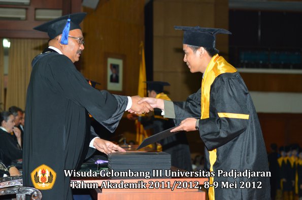 wisuda-unpad-gel-iii-2011_2012-fakultas-isip-oleh-dekan-174