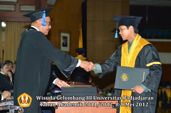 wisuda-unpad-gel-iii-2011_2012-fakultas-isip-oleh-dekan-175