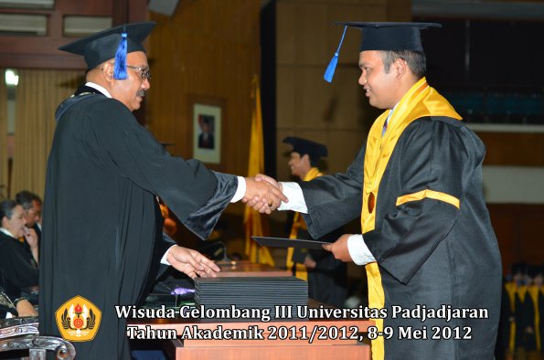 wisuda-unpad-gel-iii-2011_2012-fakultas-isip-oleh-dekan-176