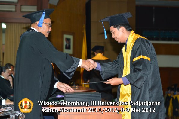 wisuda-unpad-gel-iii-2011_2012-fakultas-isip-oleh-dekan-177