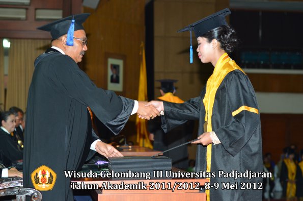 wisuda-unpad-gel-iii-2011_2012-fakultas-isip-oleh-dekan-178