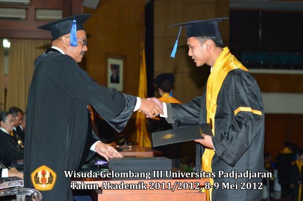 wisuda-unpad-gel-iii-2011_2012-fakultas-isip-oleh-dekan-179