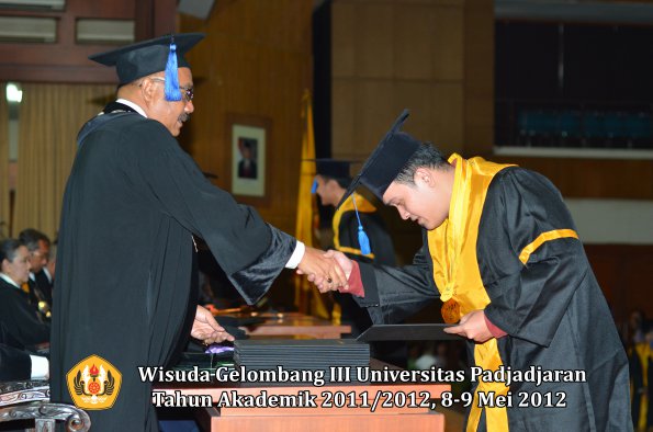 wisuda-unpad-gel-iii-2011_2012-fakultas-isip-oleh-dekan-180