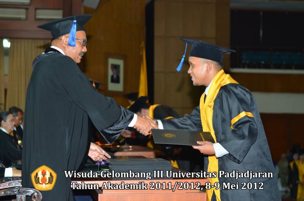 wisuda-unpad-gel-iii-2011_2012-fakultas-isip-oleh-dekan-181