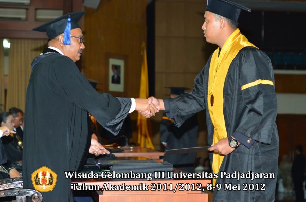 wisuda-unpad-gel-iii-2011_2012-fakultas-isip-oleh-dekan-182