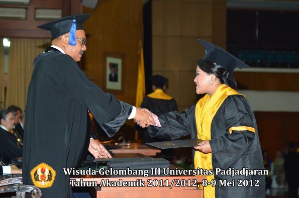 wisuda-unpad-gel-iii-2011_2012-fakultas-isip-oleh-dekan-183