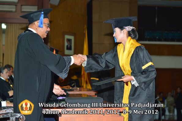 wisuda-unpad-gel-iii-2011_2012-fakultas-isip-oleh-dekan-184