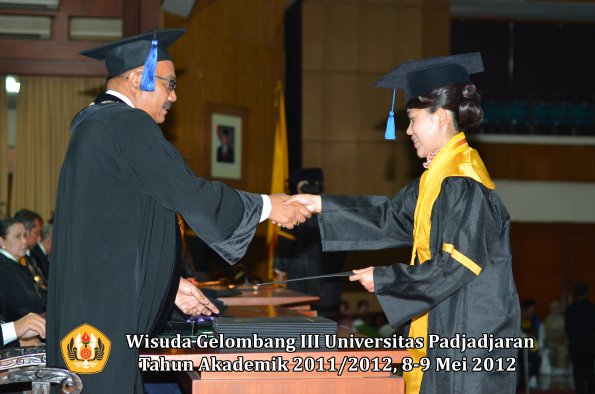 wisuda-unpad-gel-iii-2011_2012-fakultas-isip-oleh-dekan-185